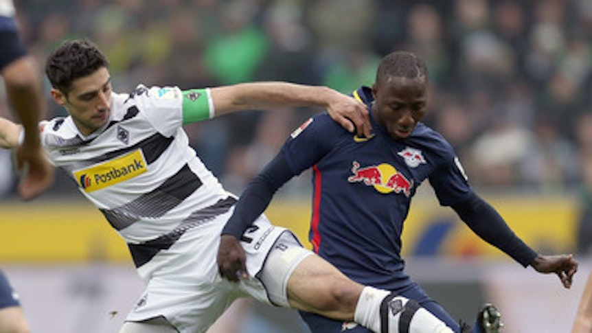 Borussias Kapitän Lars Stindl (l.) 2017 im Duell mit Leipzigs Naby Keita (r.). RB verkaufte das Mittelfeld-Juwel wenige Monate später an den FC Liverpool, Keitas' tatsächlicher Abgang in Leipzig erfolgte jedoch erst 2018.