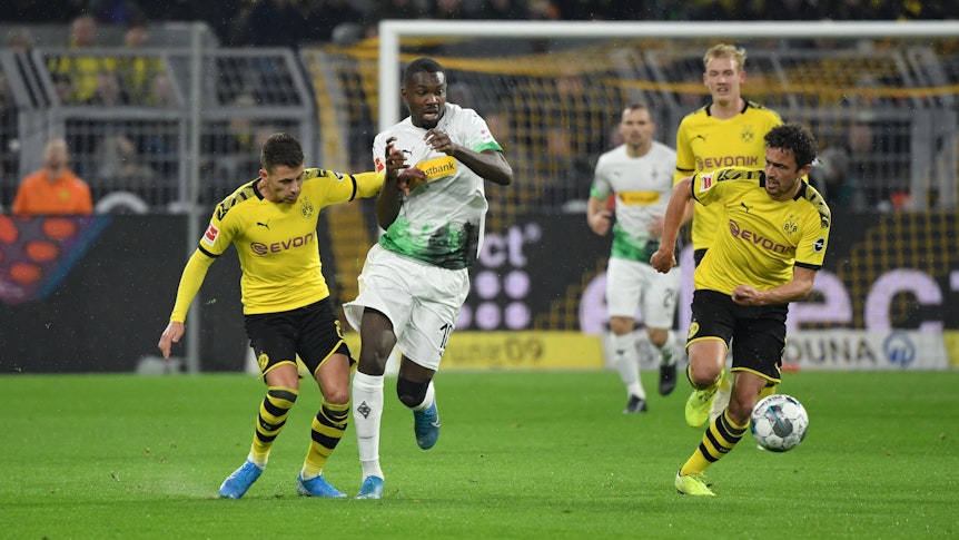 Thorgan Hazard duelliert sich im Trikot des BVB mit seinem Nachfolger bei Borussia Mönchengladbach, Marcus Thuram.