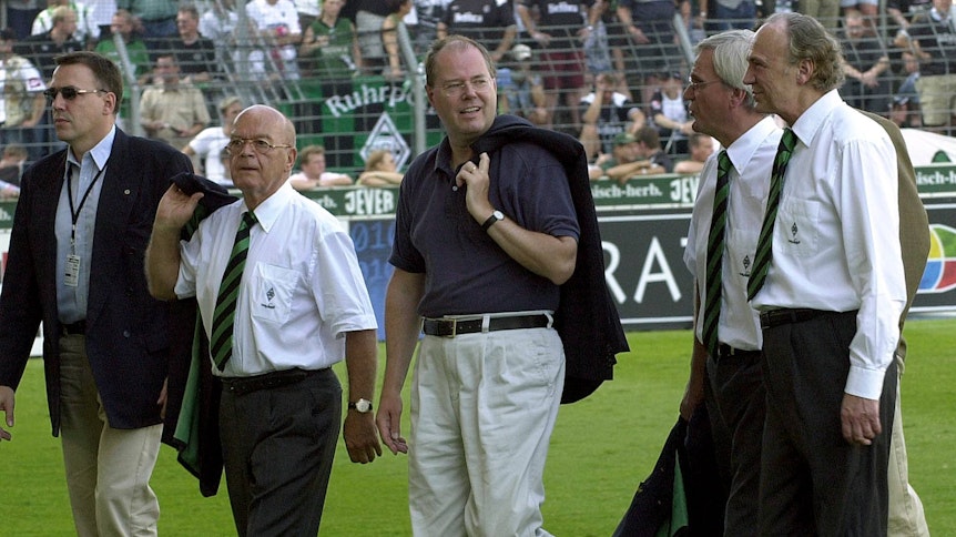 Hermann Jansen im Jahr 2003 mit dem damaligen Ministerpräsidenten von NRW, Peer Steinbrück, auf dem Bökelberg. Rechts: Vizepräsident Siegfried Söllner und Präsident Rolf Königs.