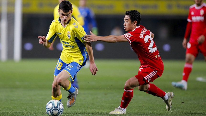 Noch trägt Pedri, hier im Duell mit Ex-BVB-Profi Shinji Kagawa, das Trikot von UD Las Palmas. Doch der FC Barcelona hat sich seine Dienste gesichert.