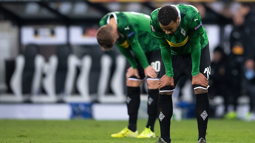 Alassane Plea (r.) und Nico Elvedi lassen die Köpfe hängen.
