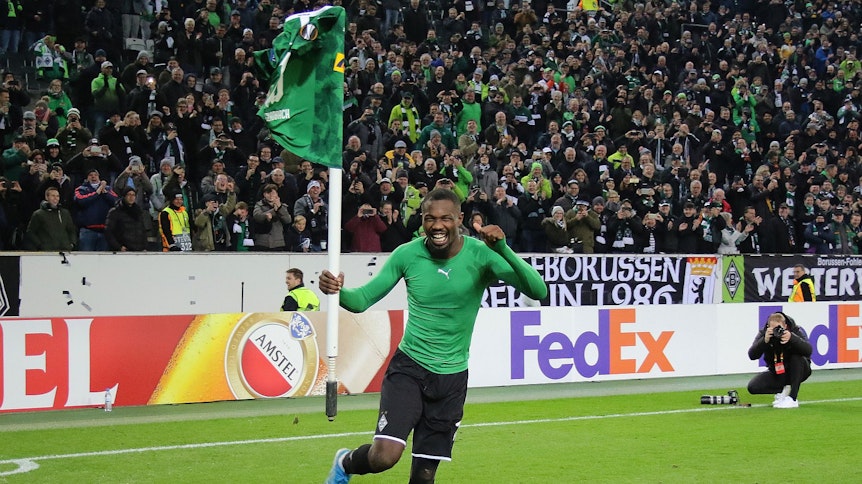 Ein Ritual, das sich bis zum Saisonende durchziehen sollte: Der Fahnenjubel von Marcus Thuram.