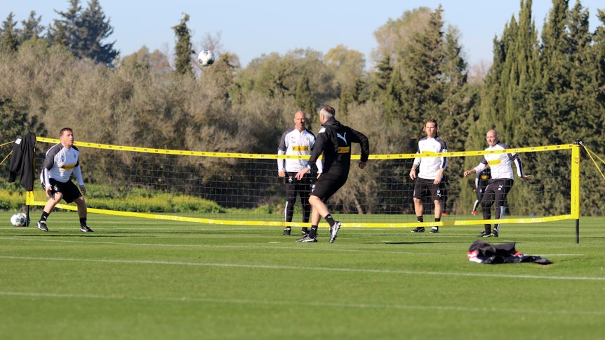 Max Eberl (l.) und Marco Rose spielen gegen Arie van Lent, Eugen Polanski und Oliver Neuville Fußballtennis.