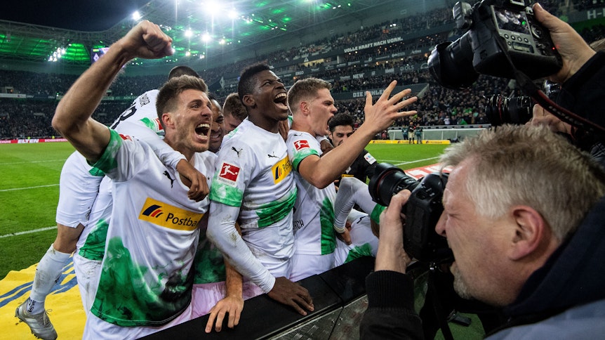 Bei den Borussen gibt es nach dem Elfmetertor von Ramy Bensebaini kein Halten mehr.