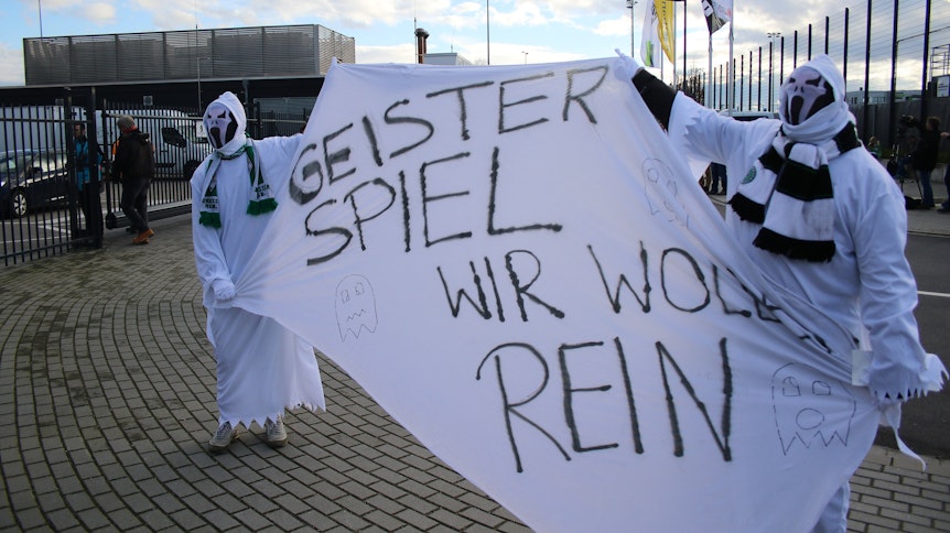 Vor dem Stadion nehmen es die Fans mit Humor.