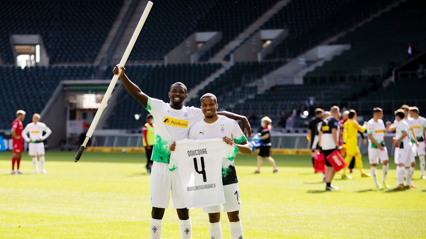 Marcus Thuram (l.) und Alassane Plea mit dem Trikot von Mamadou Doucouré.