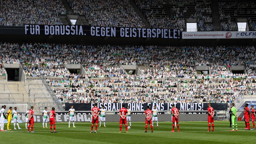 Vor dem Spiel gibt es eine Schweigeminute, die an die Corona-Opfer erinnern soll.