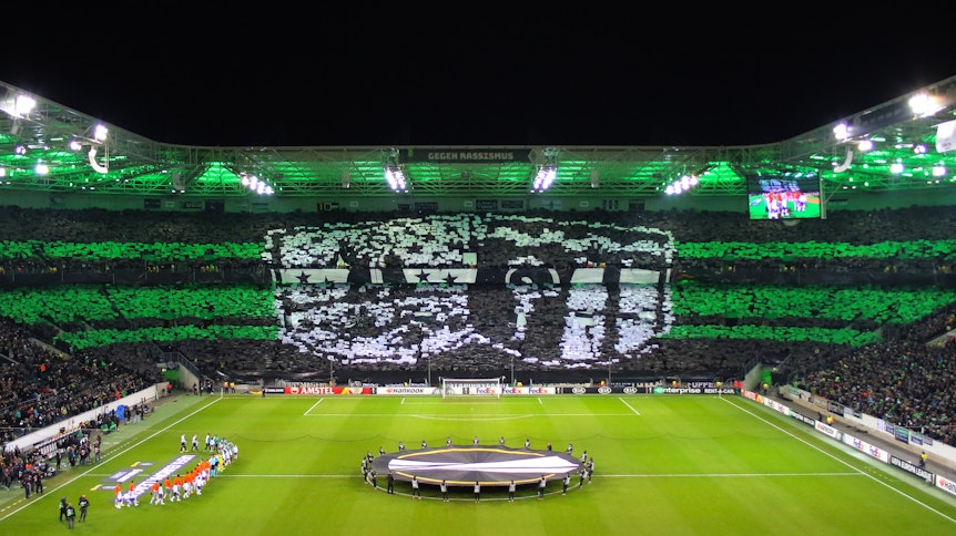 Vor dem Spiel gegen Istanbul Basaksehir zeigten die Borussia-Fans ihre Stadtwappen-Choreo.