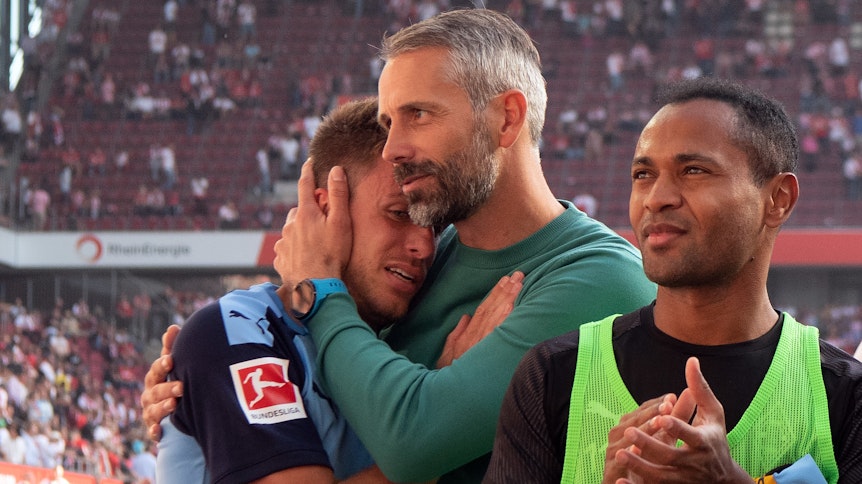 Patrick Herrmann wird von Marco Rose nach dem 2:1-Derbysieg geherzt.