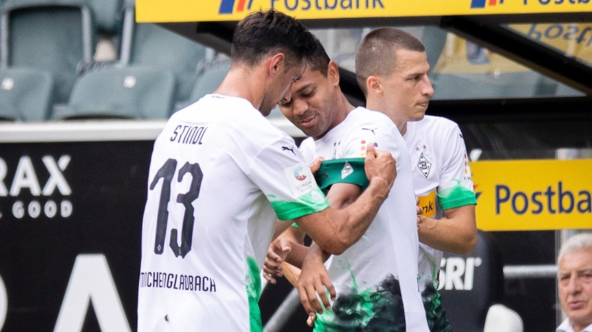 Lars Stindl (l.) überreicht Raffael die Kapitänsbinde.