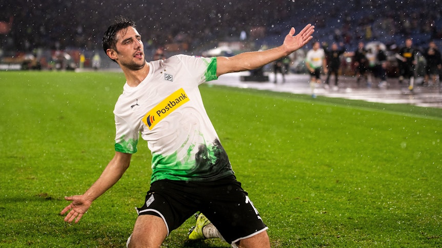 Im Regen von Rom verwandelt Lars Stindl den Elfmeter sicher zum 1:1.