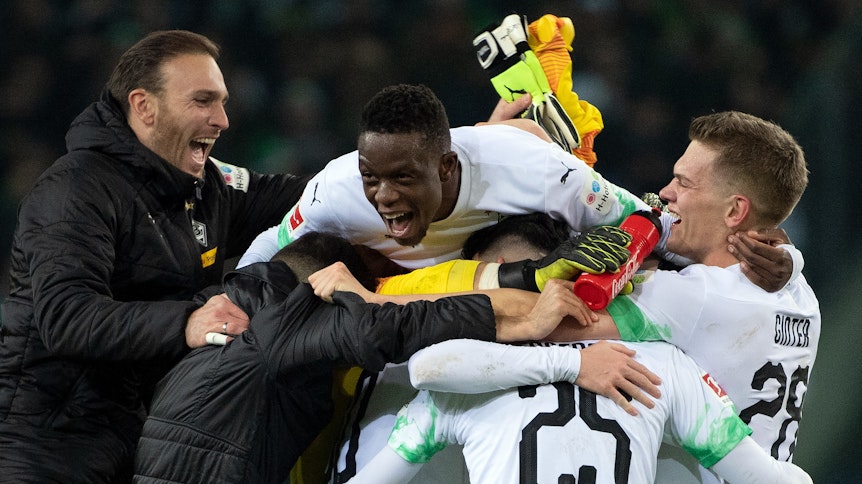 Im Tor die Nummer zwei, beim Jubeln gesetzt: Tobias Sippel (links) ist meist mittendrin, wenn es etwas zu feiern gibt.