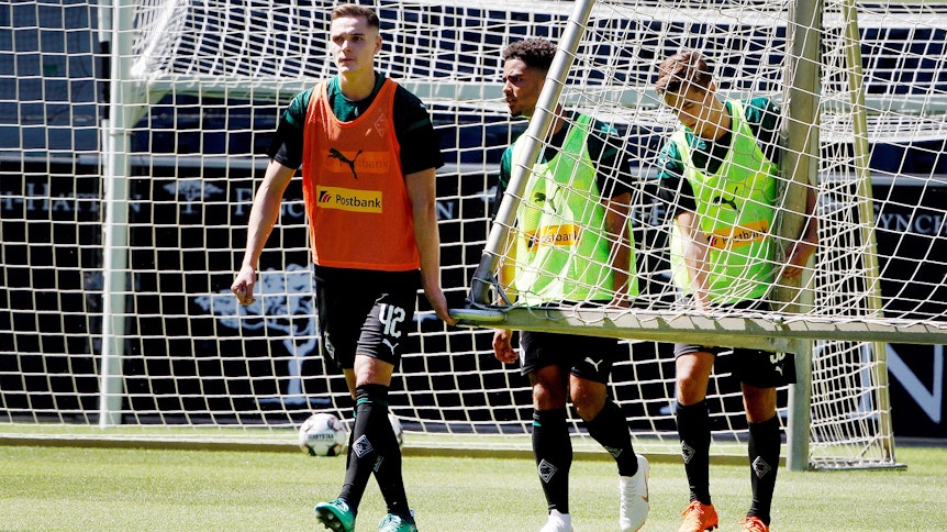 Florian Mayer (l.) im Training der Profis mit Keanan Bennetts (M.) und Florian Neuhaus.
