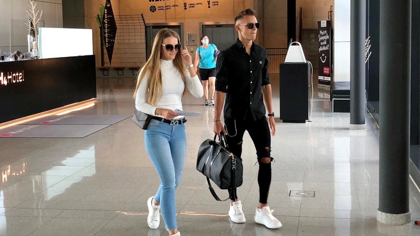 Hannes Wolf verlässt mit seiner Freundin Teresa den Borussia-Park, nachdem er für ein Jahr in Gladbach unterschrieben hat.
