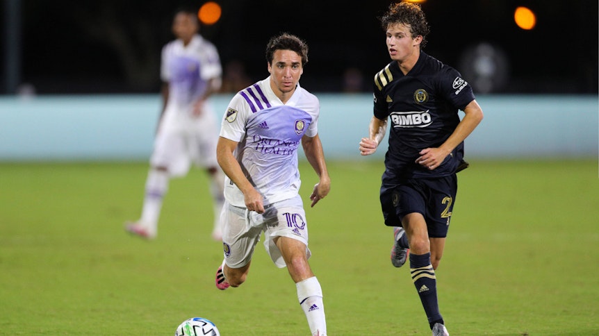 Brenden Aaronson (r.) von Philadelphia Union soll das Interesse von Borussia Mönchengladbach geweckt haben.