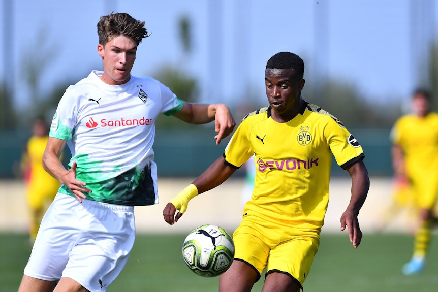 Tom Gaal (links) im Duell mit Youssoufa Moukoko von Borussia Dortmund: Der gebürtiger Mönchengladbacher lief in Testspielen bereits für die Profis von Marco Rose auf.