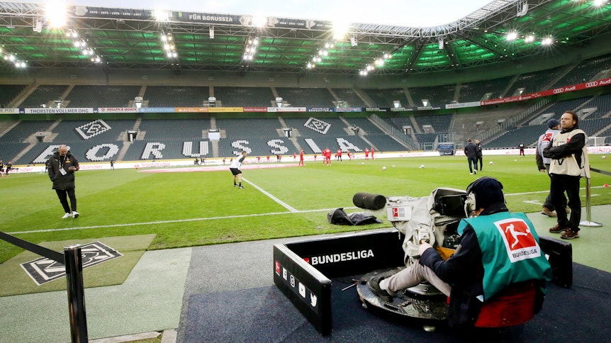 Aufgrund der Coronavirus-Pandemie fallen die TV-Einnahmen der Bundesliga-Klubs in der Saison 2020/21 niedriger aus.