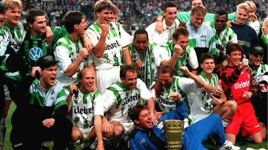 Geschafft: Die Fohlen-Elf feiert 1995 den Pokalsieg in Berlin.