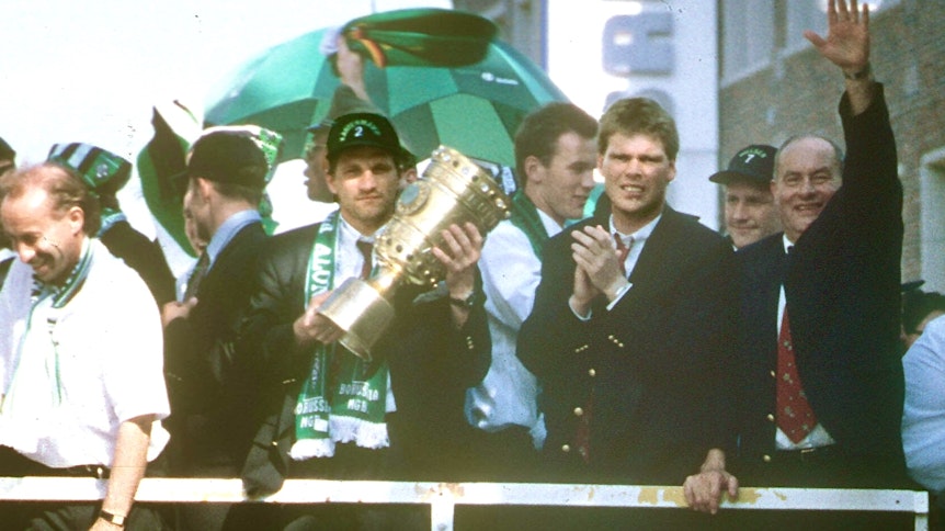Da ist das Ding! Thomas Kastenmaier (2.v.l.) hält den DFB-Pokal in den Händen, als die Borussia-Spieler 1995 per Doppeldecker-Bus durch Mönchengladbach fahren und von Zehntausenden als Sieger des Finales von Berlin gefeiert werden.