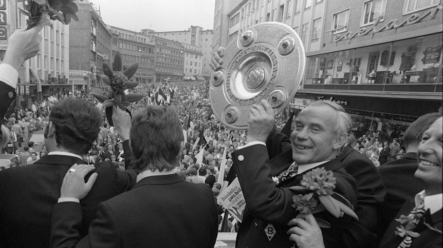Und weil es so schön war, präsentieren die Fohlen um Trainer Hennes Weisweiler den Menschen in Gladbach 1971 zum zweiten Male die Meisterschale.