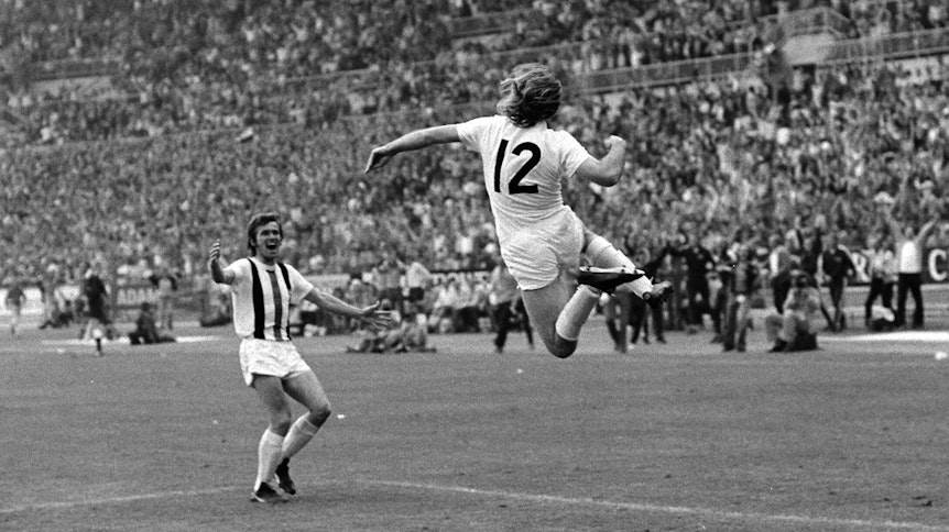Komm, flieg in meine Arme, Zauber-Huf! Jupp Heynckes (l.) kann es kaum erwarten, Tor-Held Günter Netzer (r.) abzuklatschen. Dieser hatte wenige Augenblicke zuvor Borussia zum Pokalsieg 1973 gegen Köln geschossen.