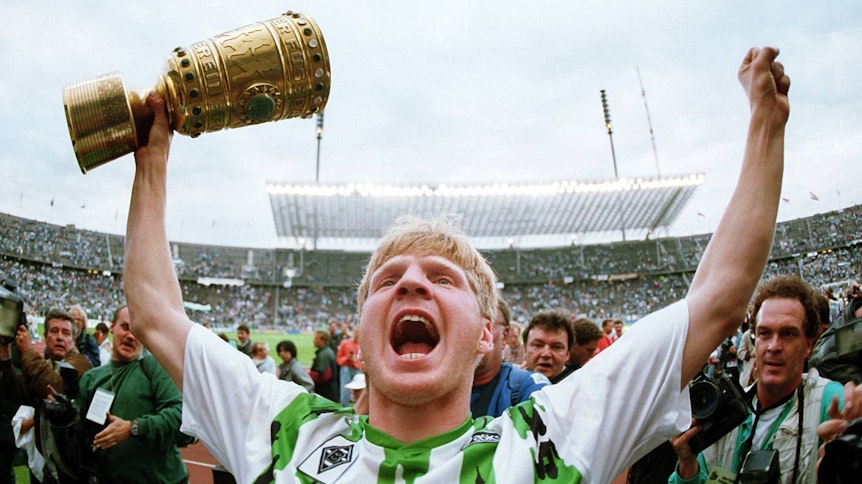 „Tiger“ Stefan Effenberg schreit 1995 seine Freude heraus. Borussia hat das DFB-Pokalfinale gegen Wolfsburg gewonnen, der bis dato letzte große Titel für Gladbach.