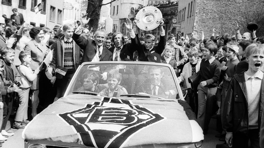 Das ist das Ding! Borussia, der Underdog vom Niederrhein, hat zum ersten Mal in der Fußball-Bundesliga die Meisterschale nach Mönchengladbach geholt.