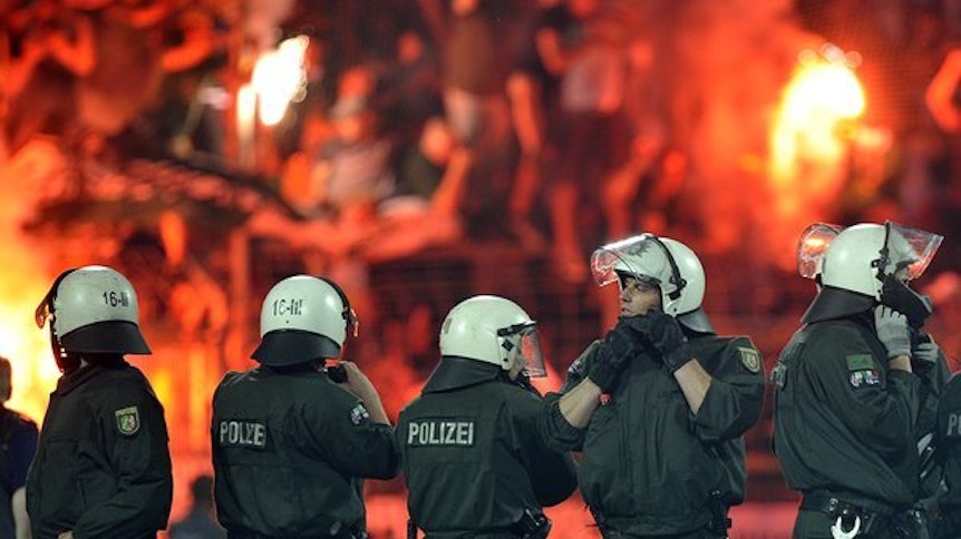Polizisten im Einsatz gegen fanatische Fans, die Bengalos zündeln und gegen Gesetze verstoßen. Szenen wie auf diesem Symbolfoto sollen sich jüngst auch im Mönchengladbacher Stadtteil Eicken abgespielt haben.