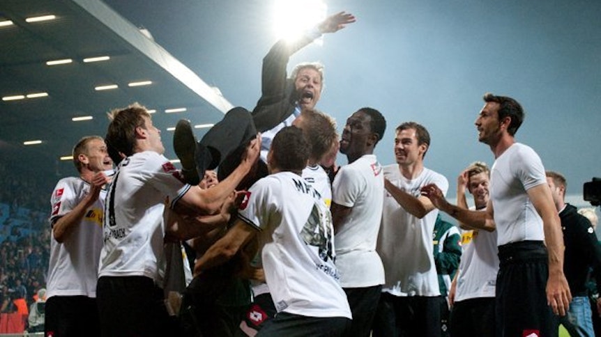 Ex-Trainer Lucien Favre, getragen von den Händen seiner Spieler. Mit der Sensations-Rettung 2011 in der Relegation gegen Bochum beginnt für Gladbach eine Renaissance, der Klub spielt nun zum dritten Mal in der Champions League.