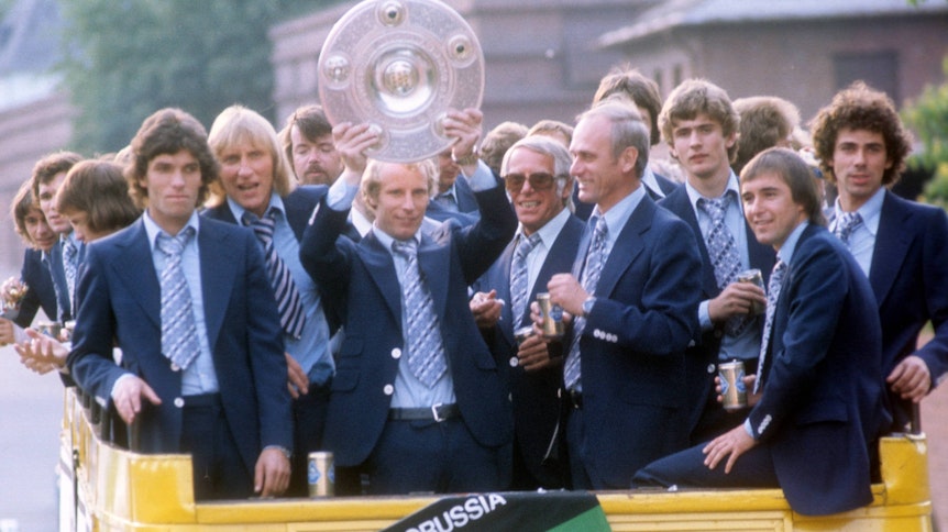 Udo Lattek löst Weisweiler als Trainer ab, setzt mit Borussia 1976 die erfolgreiche Jagd nach der Meisterschale fort. Die Gladbach-Party geht weiter.