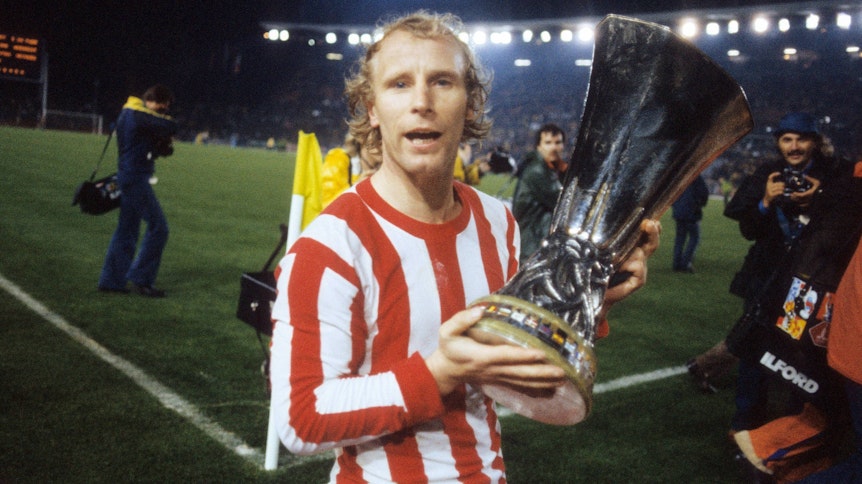 Berti Vogts hält den Europacup in seinen Händen. Borussia gewinnt 1979 in Düsseldorf gegen Roter Stern Belgrad zum zweiten Mal den UEFA-Cup.