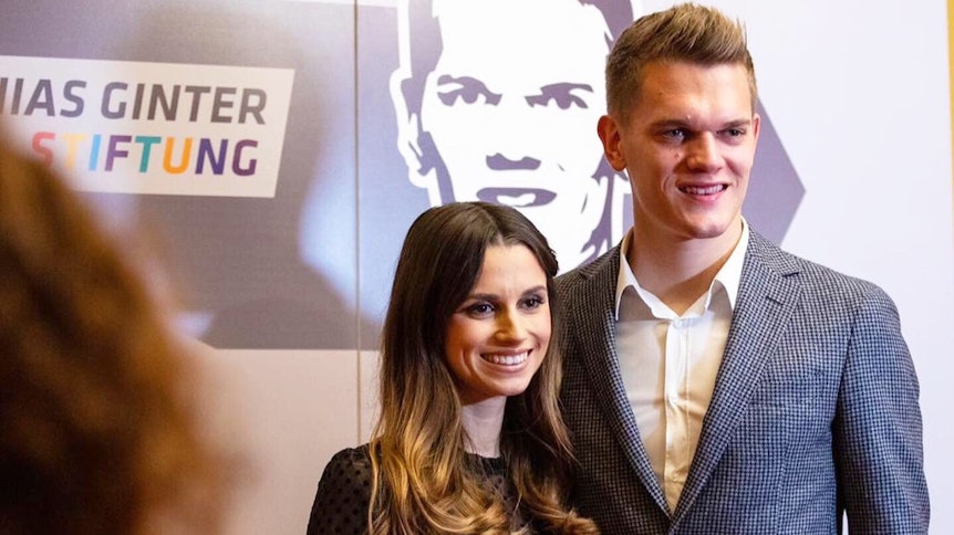 Nationalspieler Matthias Ginter (r.) und seine Frau Christina (l.) tun was, sammeln immer wieder fleißig Gelder für soziale Projekte und Einrichtungen.