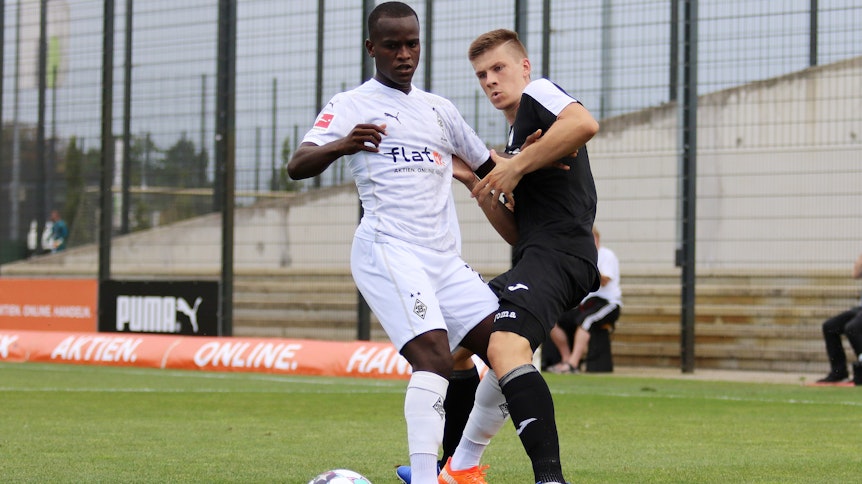 Famana Quizera (l.) hat im Test-Duell (4:0) gegen Drittligist Verl gezeigt, dass er sich weiterentwickelt hat. Dem 18-Jährigen ist der Durchbruch bei Borussia zuzutrauen.