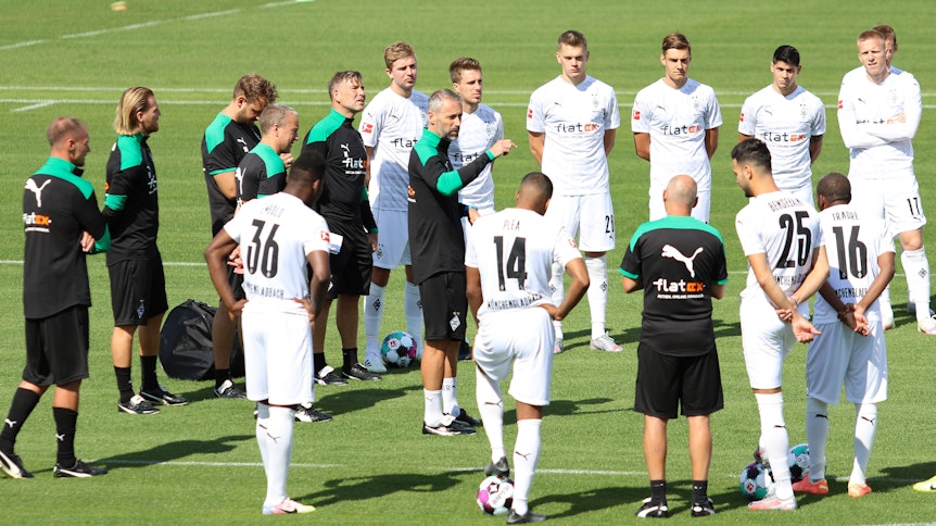 Trainer Marco Rose umringt von seinen Spielern. Ein Bild, das es in den kommenden Tagen öfters im Gladbacher Trainingslager in der Klosterpforte in Harsewinkel-Marienfeld zu sehen geben dürfte.