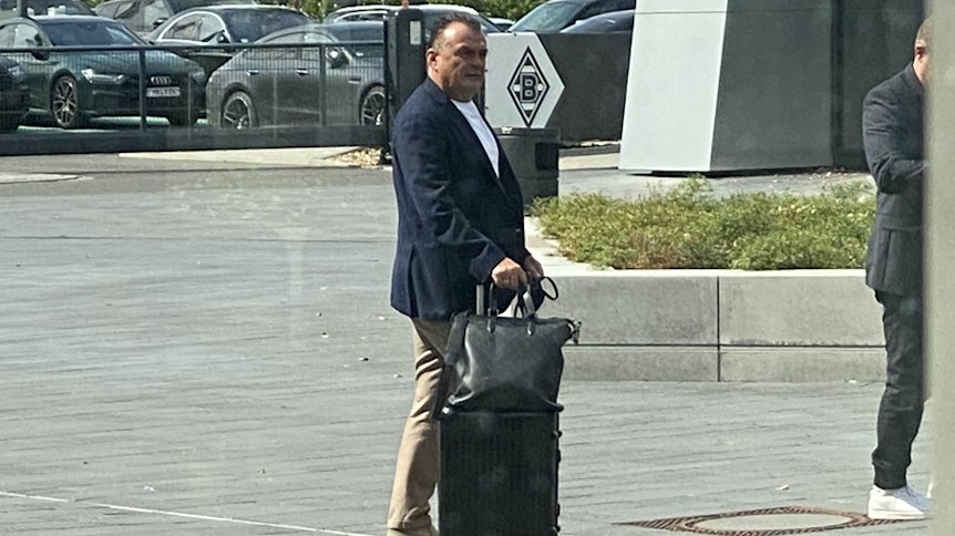 Max Hagmayr, Berater von Valentino Lazaro, erschien am Montag im Borussia-Park. Der Transfer von Lazaro dürfte bald offiziell gemacht werden.