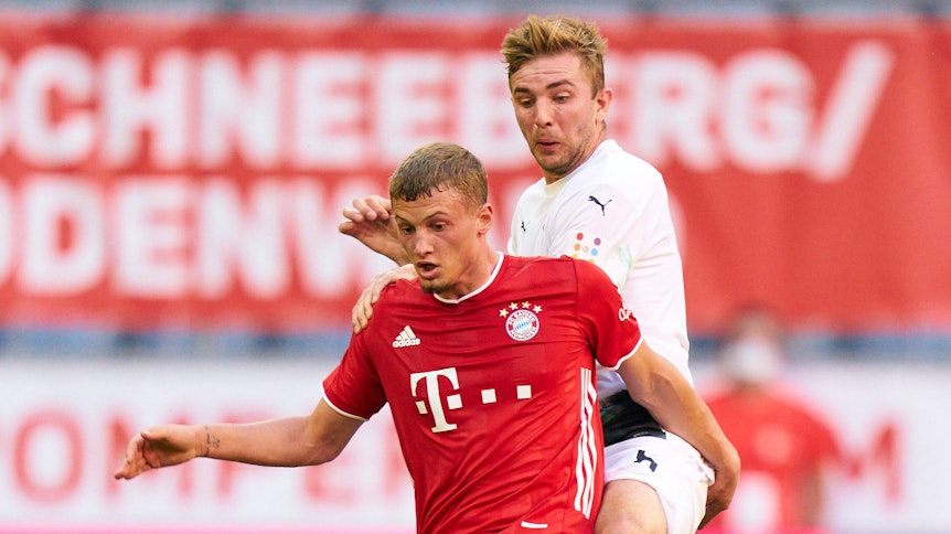 Ex-Borussia-Pflegel und Bayern-Profi Michael Cuisance (vorne) im Duell mit Weltmeister-Fohlen Christoph Kramer. Sollten die Münchner Cuisance verkaufen, winkt Gladbach ein Nachschlag.