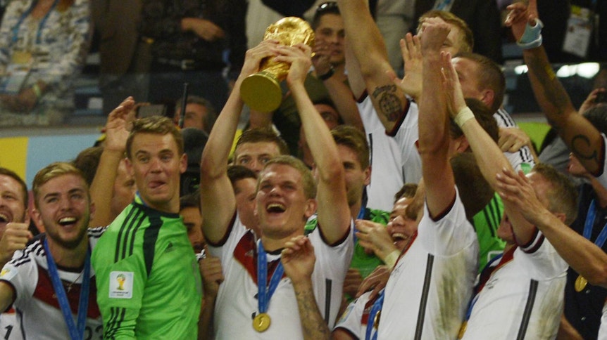 Ramba-Zamba und Gänsehaut! Matthias Ginter reckt 2014 den WM-Pokal in den Nachthimmel von Rio de Janeiro (Brasilien). Borussias Weltmeister ist derzeit heiß begehrt auf dem internationalen Transfermarkt.