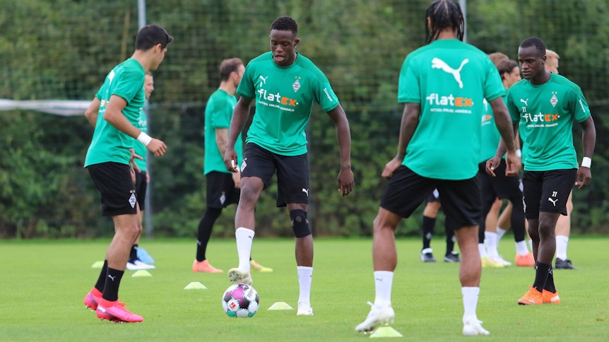 Denis Zakaria trainierte erstmals nach seiner Knie-Op wieder mit seinen Mannschaftskameraden am Ball.