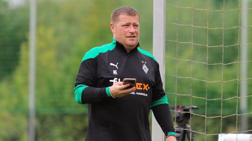 Manager Max Eberl mischt derzeit im Trainingslager der Gladbacher Borussia in der Klosterpforte Harsewinkel auch schon mal auf dem Fußballplatz mit.