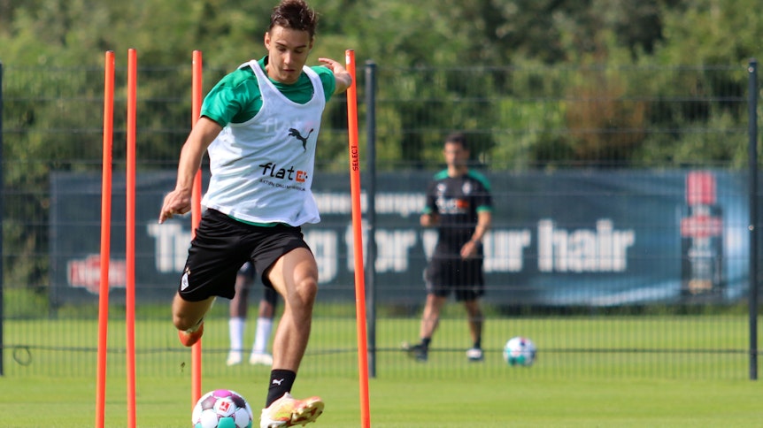Borussias Mittelfeldspieler Florian Neuhaus ist fokussiert auf die kommende Spielzeit mit den Fohlen. Über einen Anruf des Bundestrainers würde er sich dennoch freuen.