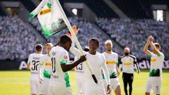 Mamadou Doucouré (r.) klatscht Marcus Thuram (l.) Ende Mai nach dem Heimsieg gegen Union Berlin ab. Solche Szenen sollen sich für Doucouré in der kommenden Saison möglichst oft in der Bundesliga wiederholen.