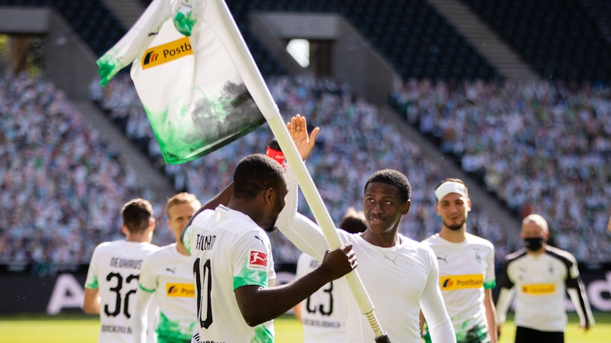 Mamadou Doucouré (r.) klatscht Marcus Thuram (l.) Ende Mai nach dem Heimsieg gegen Union Berlin ab. Solche Szenen sollen sich für Doucouré in der kommenden Saison möglichst oft in der Bundesliga wiederholen.
