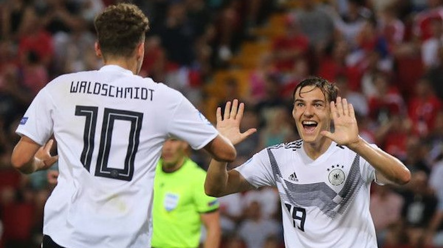 Eine neue Generation wächst beim DFB heran. Gladbachs Mittelfeldspieler Florian Neuhaus (r.) steht vor seinem A-Elf-Debüt unter Bundestrainer Joachim Löw.