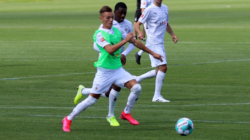 Neuzugang Hannes Wolf, hier im Zweikampf mit Mamadou Doucouré, begeistert seinen Trainer Marco Rose.