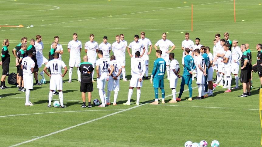 Trainingsauftakt bei Borussia. Die VfL-Profis präsentieren sich am Dienstag vor rund 300 anwensenden Fans erstmals in den neuen Trikots von Ausrüster Puma.