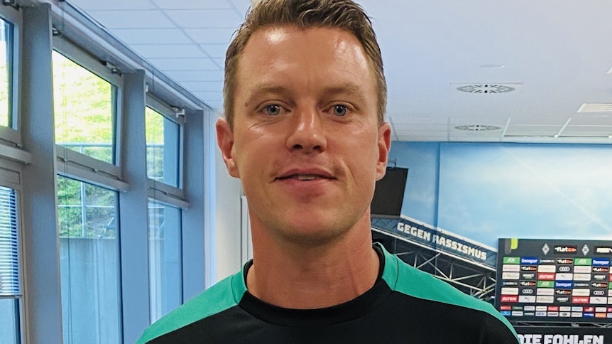 Hanno Balitsch in Fohlen-Montur im Borussia-Park. Der ehemalige Köln- und Leverkusen-Profi schaut im Rahmen seines Fußballlehrer-Lehrgang derzeit Gladbach-Coach Marco Rose über die Schulter.