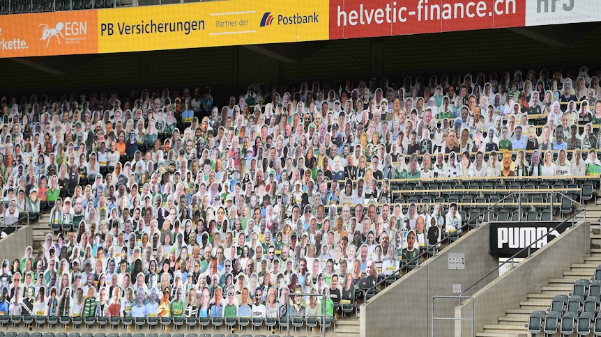 Rund 20.000 Pappkameraden zierten bis zuletzt den Borussia-Park. Nun werden sie nach und nach abgebaut.