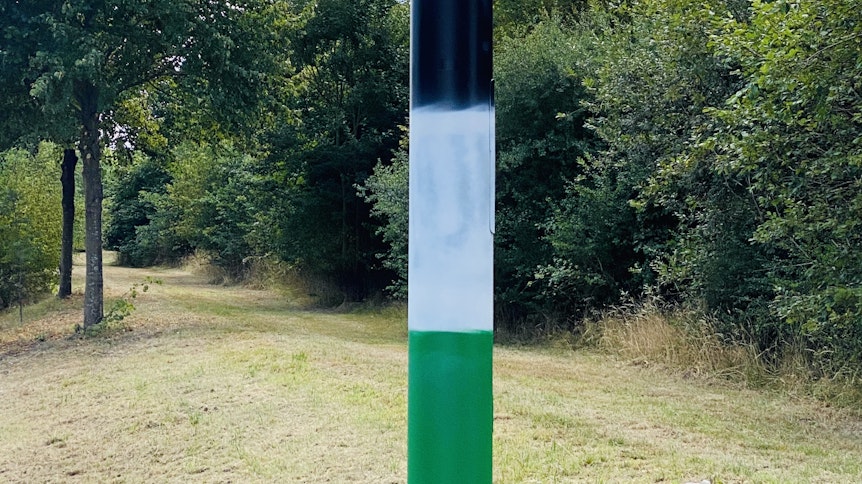 Sogar die „dicken Brummer“ haben sich die Spray-Rowdys vorgeknöpft – offenbar waren diese sogar mit Leitern im Einsatz.