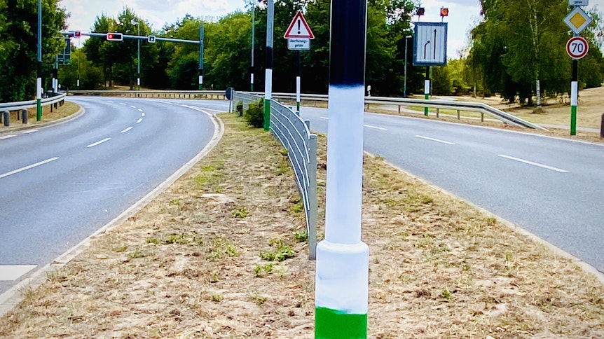 Die Straße „Am Nordpark“ in Mönchengladbach haben bislang unbekannte Täter mit sichtlich großem Aufwand in eine Art Borussia-Allee verwandelt.