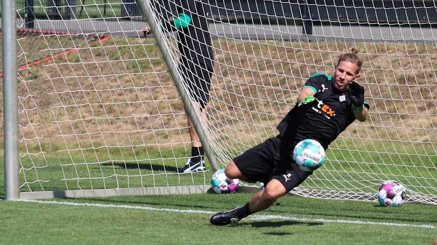 Ungewohnter Anblick: Athletikcoach Patrick Eibenberger zeigt im Training der Fohlen, was er als Torhüter drauf hat.